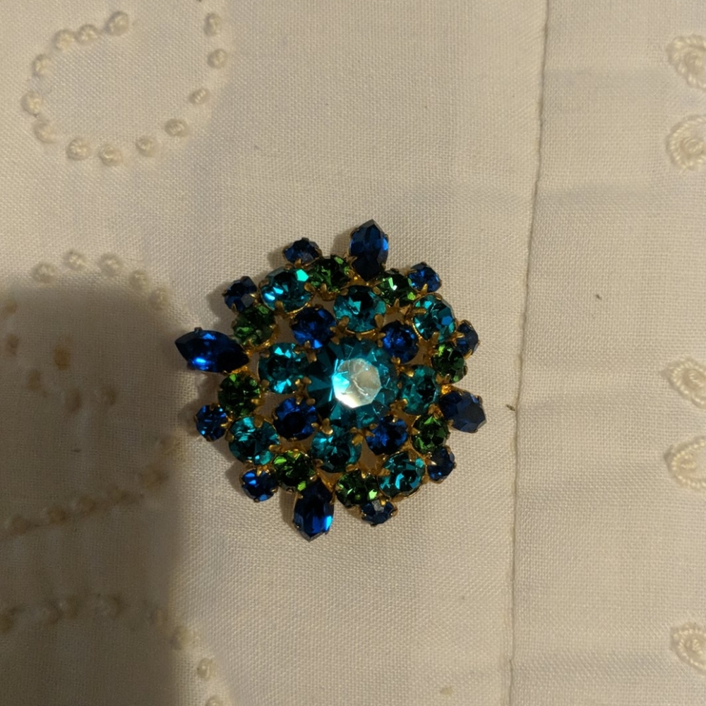 Brooch pin